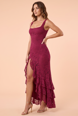 Robe longue en dentelle bordeaux à décolleté plongeant et volants asymétriques