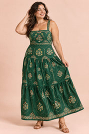 Robe longue vert forêt fleurie à volants | Porté sur une silhouette plus ronde | Lounelle Paris
