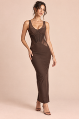 Robe longue marron à empiècements corset