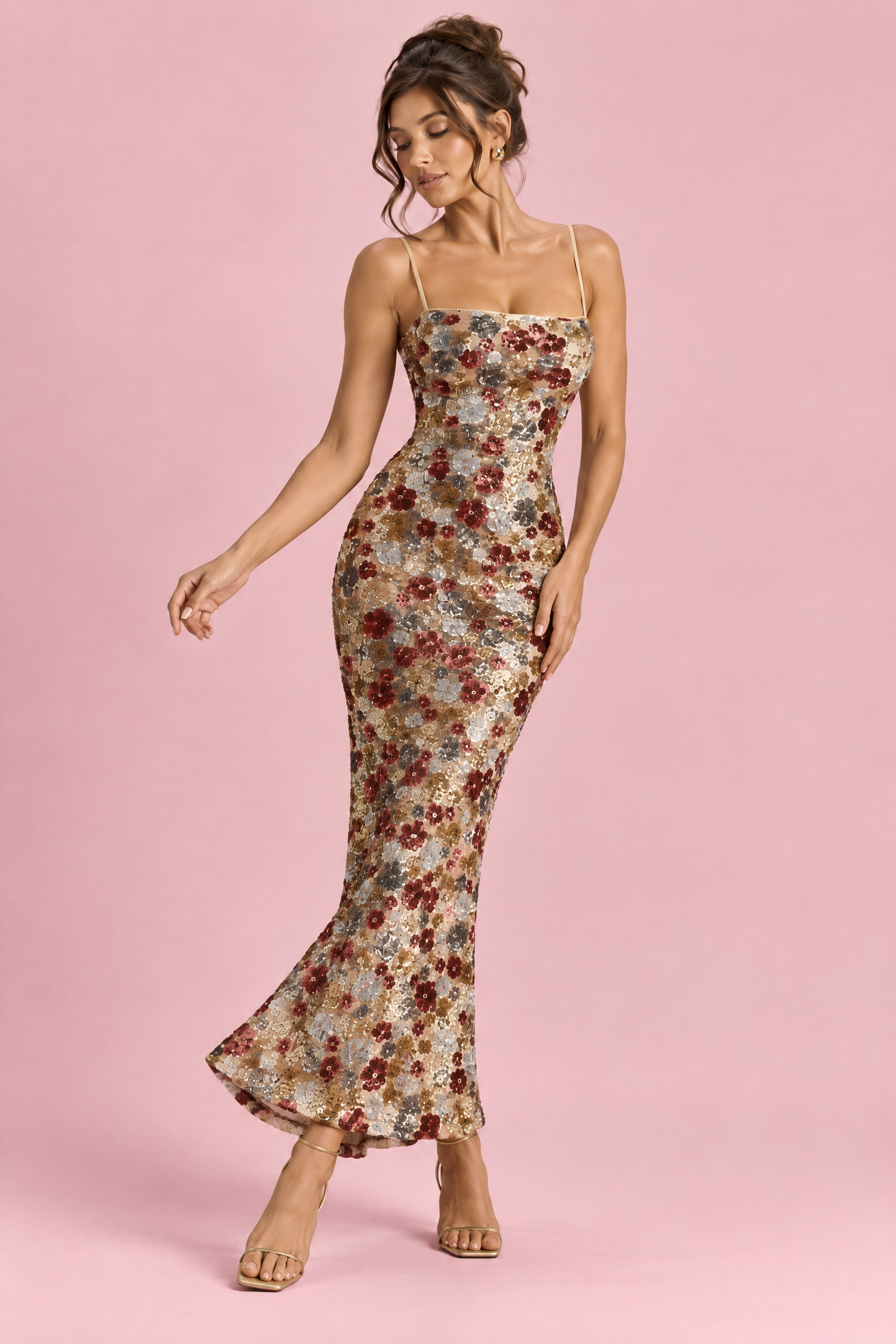 Robe longue dorée à sequins et ornements floraux, col carré | Vue en mouvement | Lounelle Paris