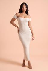 Robe midi blanc cassé à encolure découpée, épaules dénudées et manches courtes