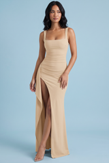 Robe longue beige froncée à encolure carrée et fente