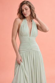 Robe longue vert clair à décolleté plongeant et fronces | Vue rapprochée | Lounelle Paris