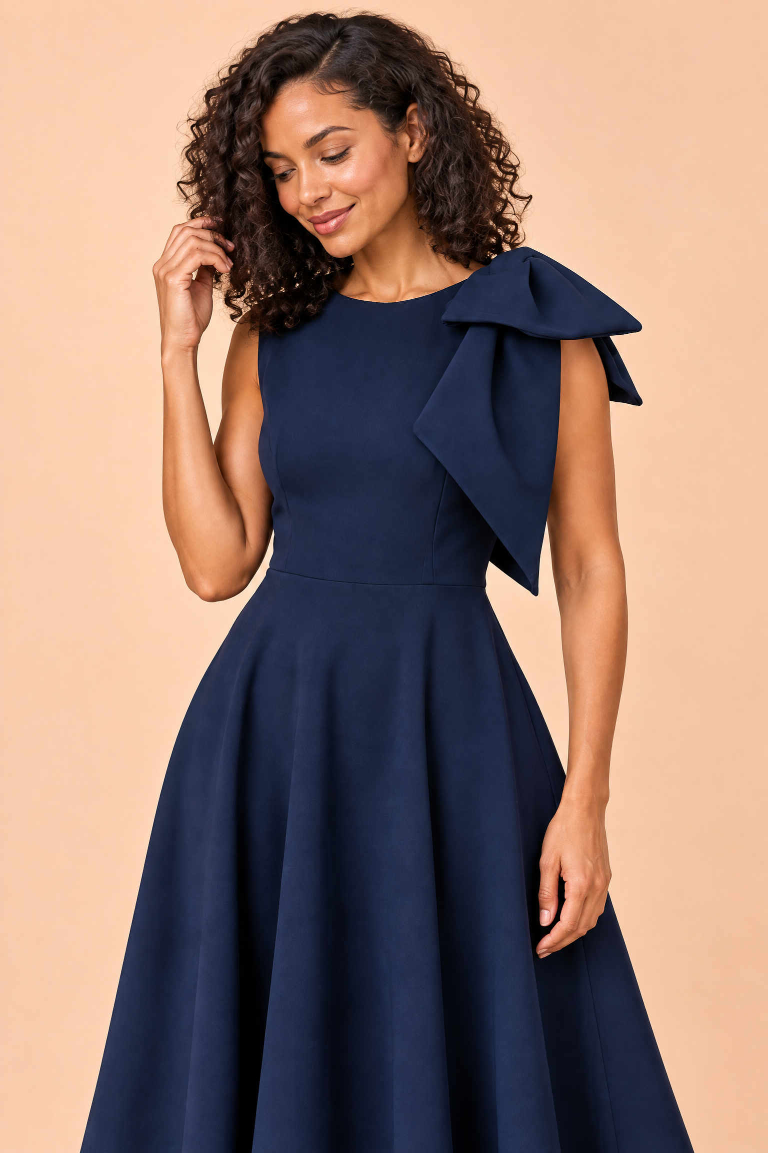 Robe midi bleu marine à encolure asymétrique et manche à nœud | Vue rapprochée | Lounelle Paris