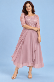 Robe en mousseline à corsage brodé rose poudré | Porté sur une silhouette plus ronde | Lounelle Paris