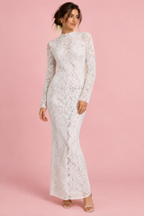 Robe longue blanche en dentelle