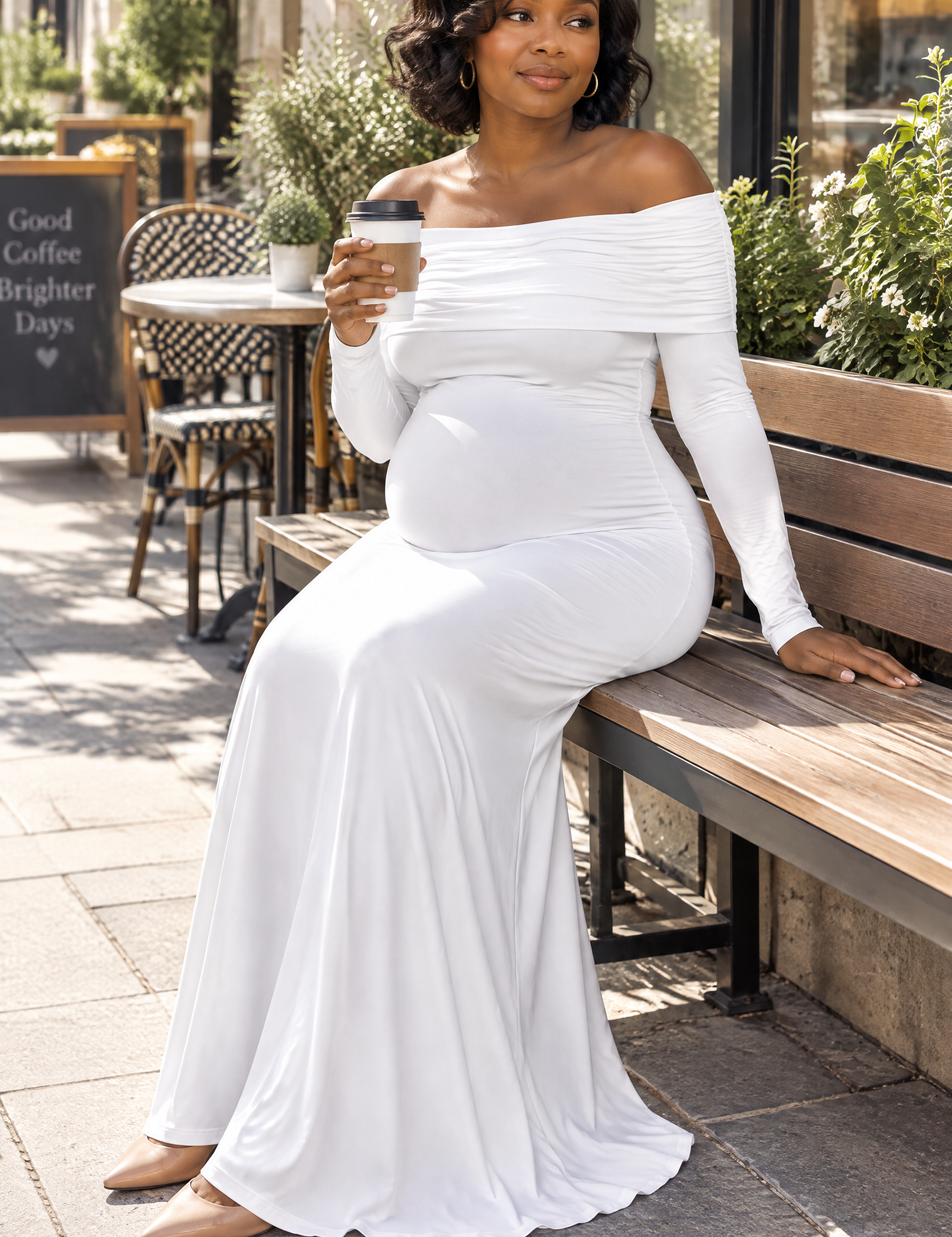 Robe longue de grossesse blanche en résille froncée à col Bardot | Photo lifestyle | Lounelle Paris