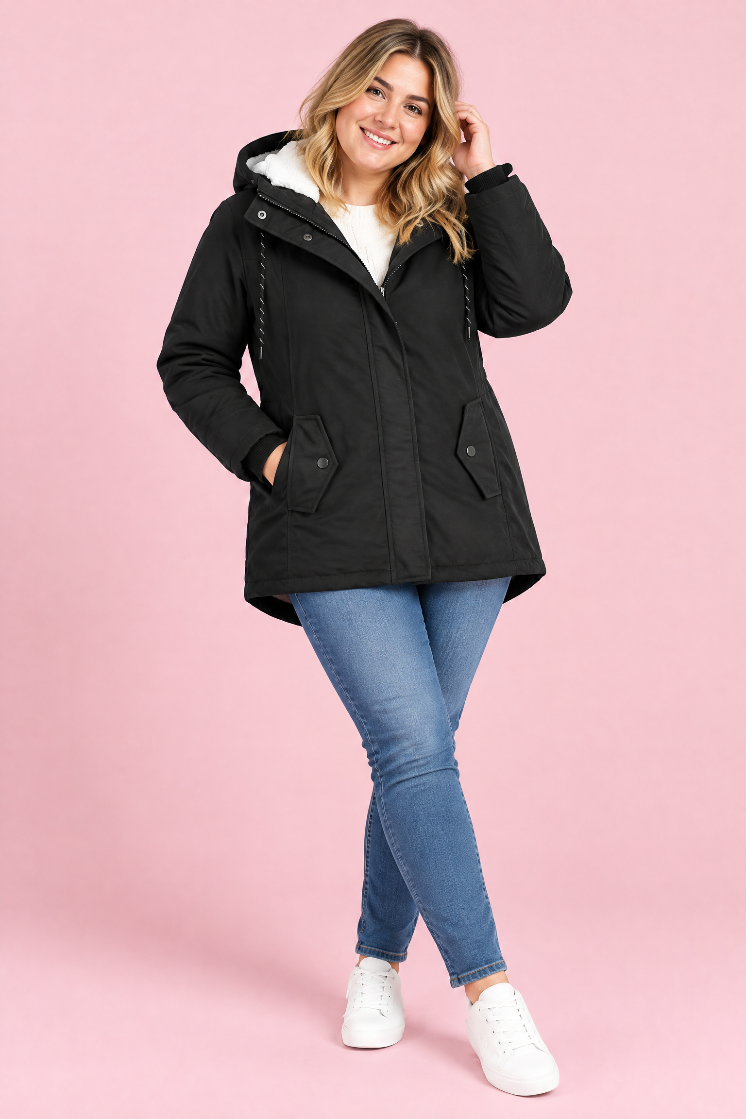Parka noire oversize à capuche | Porté sur une silhouette plus ronde | Lounelle Paris