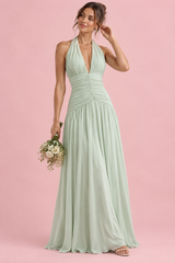 Robe longue vert clair à décolleté plongeant et détails froncés