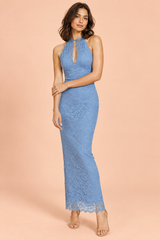 Robe longue en dentelle bleu clair à encolure asymétrique et détail au col