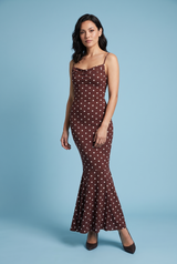 Robe longue sirène marron à pois et col bénitier drapé