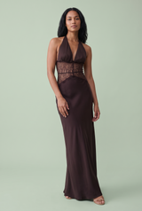 Robe longue marron foncé à encolure américaine et empiècement en dentelle