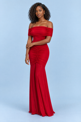 Robe longue rouge froncée à épaules dénudées