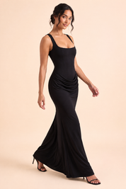 Robe longue noire froncée à encolure carrée | Vue en mouvement | Lounelle Paris