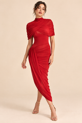 Robe rouge asymétrique drapée
