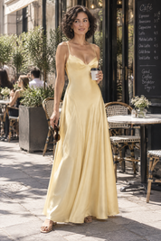Robe longue satinée jaune pâle à col V | Photo lifestyle | Lounelle Paris