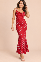 Robe longue sirène rouge à pois et col bénitier drapé