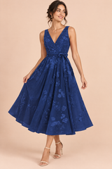 Robe midi fleurie bleu marine à la coupe patineuse