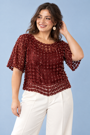 Top bordeaux brodé et perlé | Porté sur une silhouette plus ronde | Lounelle Paris