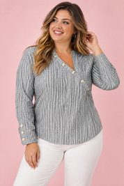 Blouse rayée asymétrique grise | Porté sur une silhouette plus ronde | Lounelle Paris