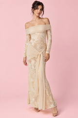 Robe longue beige en dentelle à col Bardot, avec détails froncés et lien à nouer