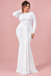 Robe longue blanche à encolure bateau et fronces | Porté sur une silhouette plus ronde | Lounelle Paris