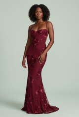 Robe longue bordeaux à broderies florales