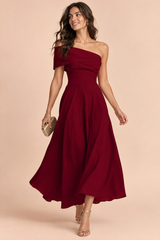 Robe asymétrique bordeaux à épaules dénudées