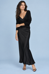 Robe longue noire satinée à encolure asymétrique avec détails en plumes