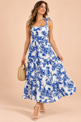 Robe longue bleue fleurie à volants et encolure carrée