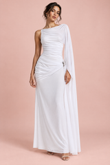 Robe longue blanche à col montant, détails drapés et manches cape