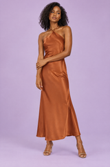Robe longue marron torsadée à encolure américaine, effet cape