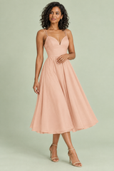 Robe midi beige à fines bretelles et jupe ample