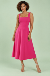 Robe midi rose vif à fines bretelles et jupe évasée