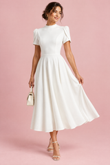 Robe midi blanche évasée à col rond et manches bouffantes