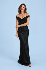 Robe longue satinée noire moulante à épaules dénudées et fronces