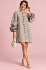 Robe droite grise à manches bouffantes et poignets à volants