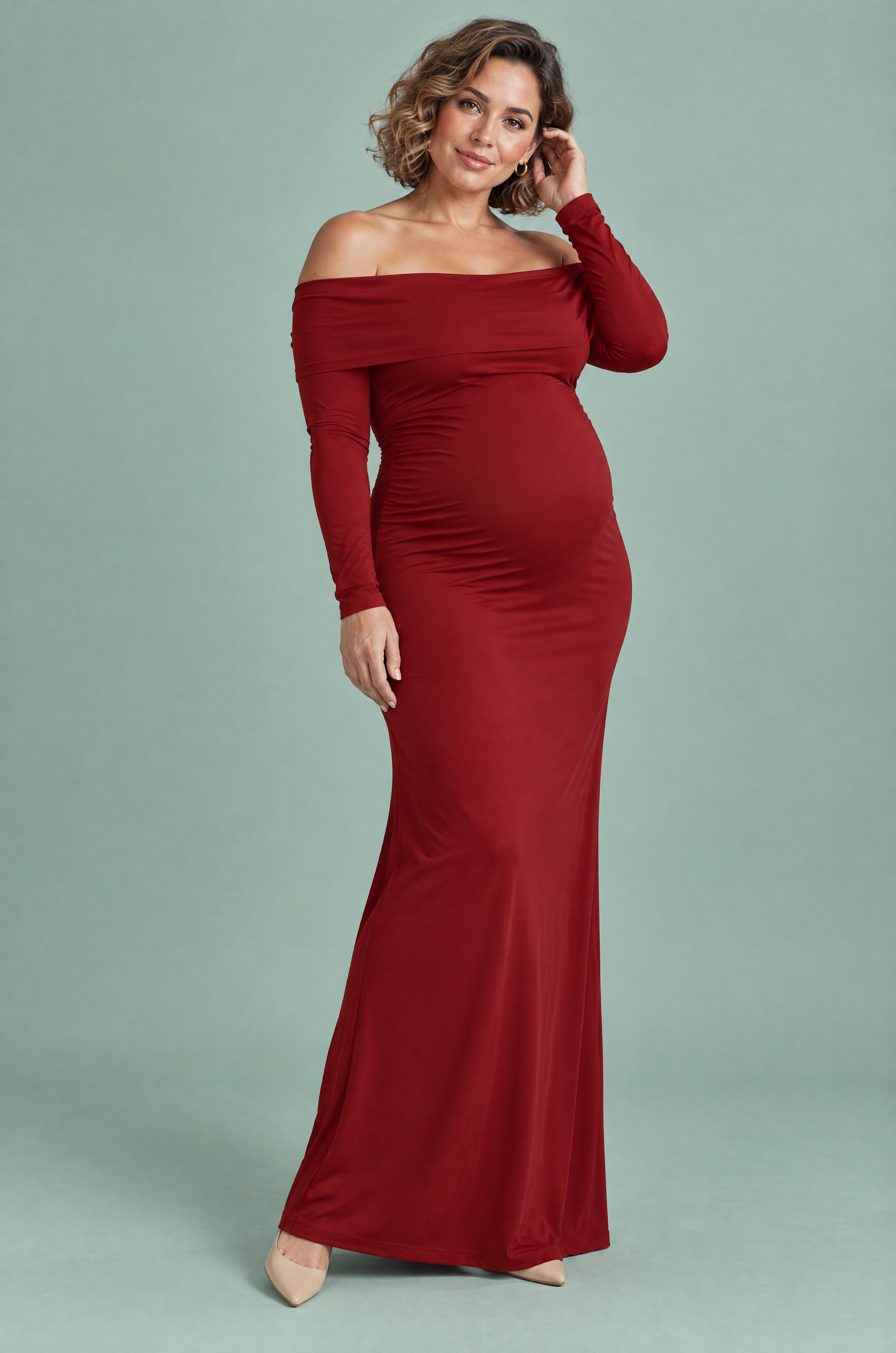 Robe longue de grossesse bordeaux en résille froncée à col Bardot | Porté sur une silhouette plus ronde | Lounelle Paris