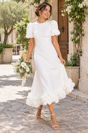 Robe longue blanche à manches bouffantes et volant | Photo lifestyle | Lounelle Paris