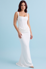 Robe longue blanche froncée à encolure carrée