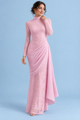 Robe longue moulante en dentelle rose à col montant et jupe drapée