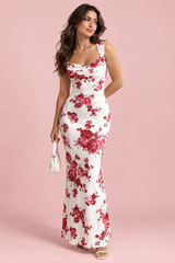 Robe longue blanche à fleurs et encolure carrée