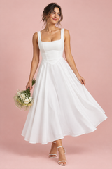 Robe midi blanche à fines bretelles et ourlet ample
