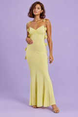 Robe longue jaune ornée d'applications florales