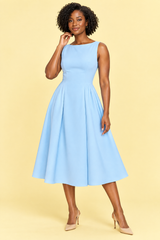 Robe bleu clair à encolure bateau et coupe trapèze