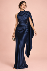Robe longue en satin bleu foncé à col bénitier