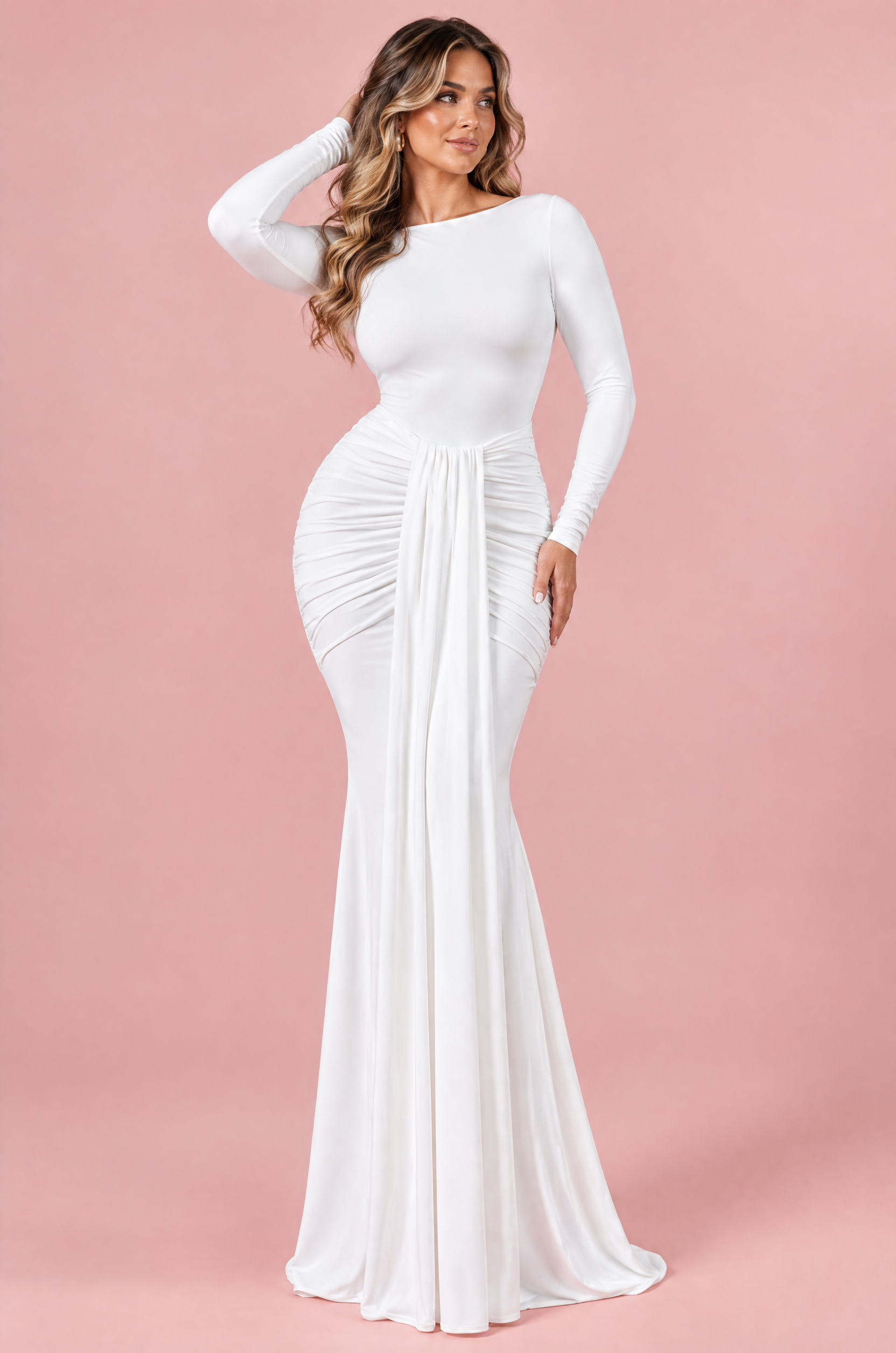 Robe longue blanche à encolure bateau et fronces | Porté sur une autre silhouette | Lounelle Paris