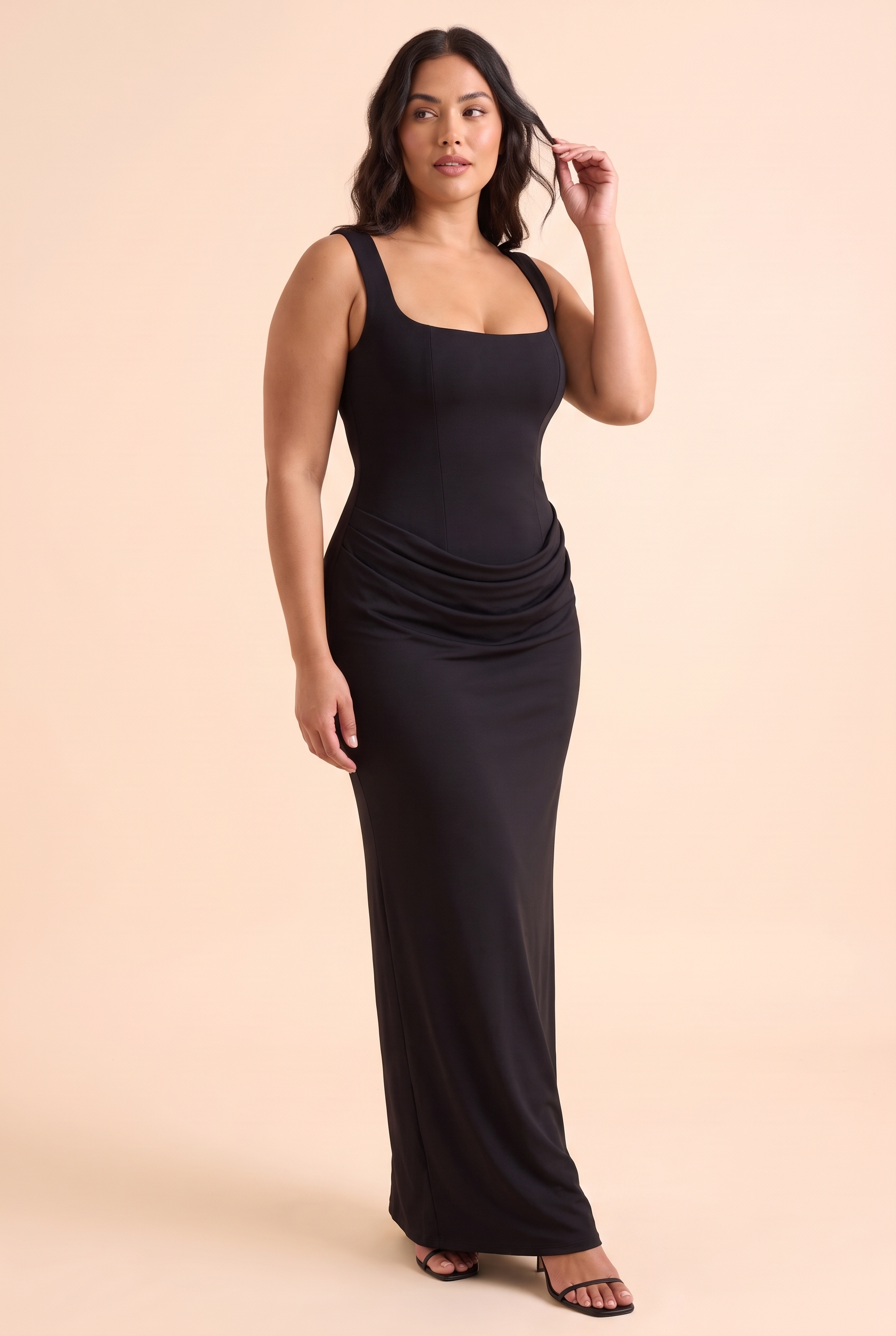Robe longue noire froncée à encolure carrée | Porté sur une silhouette plus ronde | Lounelle Paris