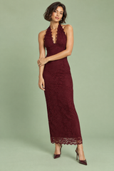 Robe longue en dentelle bordeaux à encolure asymétrique et détail au col