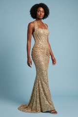Robe dorée à sequins et encolure américaine